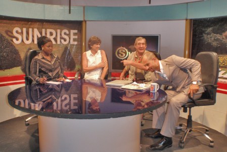 GHANA 67 (ACCRA, NUESTRA INTEVIU EN LA TELEVISION TV3 DE GHANA) AL PRINCIPIO LA INTERVIU EMPEZO MUY SERIA PERO ACABO EN UN SIMPATIQUISIMO DESMADRE TOTAL