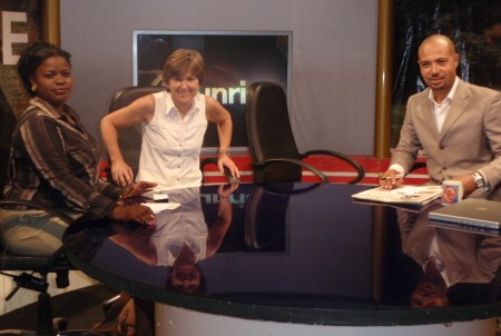 GHANA 69 (ACCRA, NUESTRA INTEVIU EN LA TELEVISION TV3 DE GHANA) SEGUN LOS LOCUTORES TODO SALIO FENOMENAL A PESAR DE DESORDEN QUE HABIAMOS CREADO EN EL PLATO