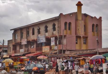 GHANA 70 (POR LA COSTA DE GHANA - REGION DE CAPE COAST) UNA CURIOSA MEZQUITA EN UN 2ª PISO