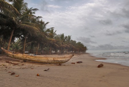 GHANA 71 (POR LA COSTA DE GHANA - REGION DE CAPE COAST) APESAR DEL MAL TIEMPO LOS PAISAJES SON MUY BONITOS