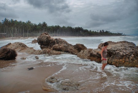 GHANA 73 (POR LA COSTA DE GHANA - REGION DE CAPE COAST) BUSCANDO MEJILLONES PARA LA CENA