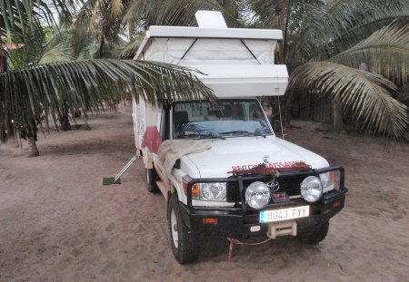GHANA 76 (POR LA COSTA DE GHANA - REGION DE CAPE COAST) DURMIENDO AL LADO DE PLAYA
