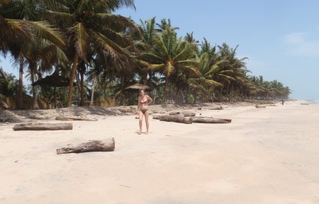 GHANA 77 (POR LA COSTA DE GHANA - REGION DE CAPE COAST) HOY EL DIA ES EXPLENDIDO