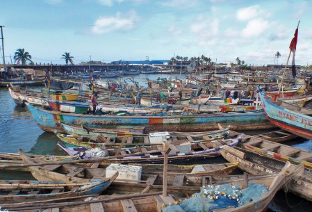 GHANA 82 (POR LA COSTA DE GHANA - ELMINA) PUERTO PESQUERO, ES EN LA ACTUALIDAD EL MOTOR ECONOMICO DE LA CIUDAD