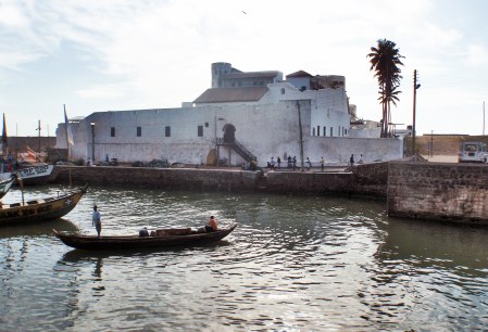 GHANA 83 (POR LA COSTA DE GHANA - ELMINA) CASTILLO DE SAN JORGE DE LA MINA FUNDADO EN 1482 POR JUAN II DE PORTUGAL, FUE UN CUARTEL GENERAL PARA LOS MILITARES Y COMERCIANTES PORTUGESES