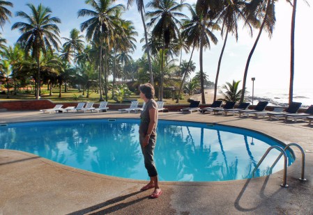 GHANA 86 (POR LA COSTA DE GHANA - COCONUT GROVE RESORT) LA PISCINA