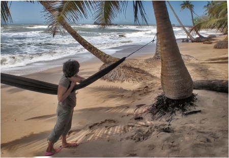 GHANA 90 (POR LA COSTA DE GHANA - PLAYAS ANKOBRA) PREPERANDOSE PARA ECHAR UN SUEÑECITO