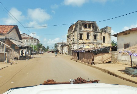 COSTA DE MARFIL 2 (GRAND-BASSAM) ES UNA CIUDAD COSTERA UBICADA AL ESTE DE ABIDJAN, PERTENECE AL PATRIMONIO DE LA HUMANIDAD