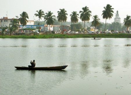 COSTA DE MARFIL 20 (YAMUSUKRO)AL FONDO LA MEZQUITA DE LA CIUDAD