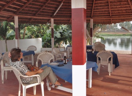 COSTA DE MARFIL 21 (YAMUSUKRO) REPOSO ANTE UNA CERVEZA