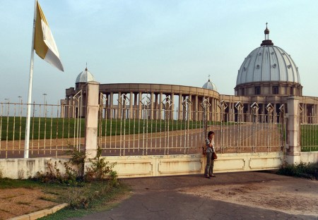COSTA DE MARFIL 28 (YAMUSUKRO) NUESTRA SEÑORA DE LA PAZ, ES UNA REPRODUCCION PERO MAS GRANDE QUE LA BASILICA DE SAN PEDRO EN ROMA, ES LA MAYOR CONSTRUCCION ARQUITECTONICA DESDE LA EPOCA DE LOS FARAONES