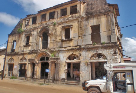COSTA DE MARFIL 2 (GRAND-BASSAM) ES UNA CIUDAD COSTERA UBICADA AL ESTE DE ABIDJAN, PERTENECE AL PATRIMONIO DE LA HUMANIDAD