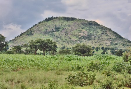 COSTA DE MARFIL 38 (KORHOGO) MONTE KORHOGO, DOMINE LA CIUDAD, ES DE ORIGEN VOLCANICO