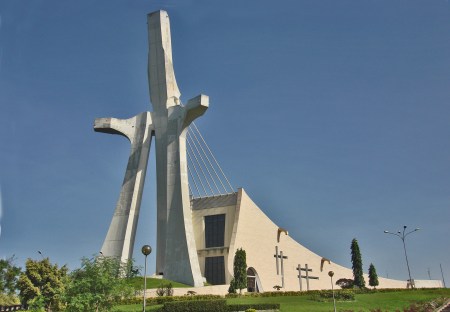 COSTA DE MARFIL 8 (ABIDJAN) LA CATEDRAL DE SAN PABLO OBRA DEL ARQUITECTO ITALIANO ALDO SPIRITO