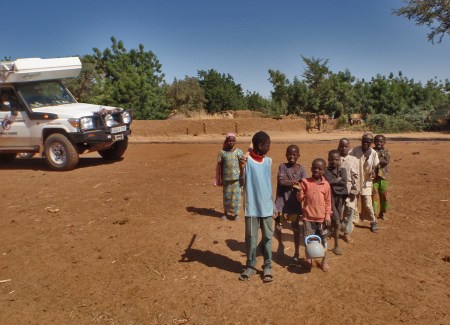 34 ( LOS NIÑOS EN NIGER) EN CUANTO NOS PARAMOS INTENTAN COMUNICARSE CON NOSOTROS