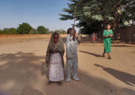 36 (LOS NIÑOS EN NIGER) HERMANOS HOAUSSA EN MARADI