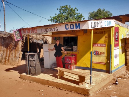 NIGER 2 (AL OESTE DEL PAIS) LAS TELECOMUNICACIONESNICA SE HA APODERADO DEL AFRICA