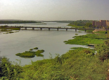 NIGER 24 (NIAMEY) EL PUENTE KENNEDY ES EL PASO PRINCIPAL DEL RIO NIGER EN NIAMEY, CONSTRUIDO EN 1970