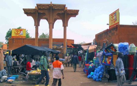 NIGER 26 (NIAMEY) EL GRAN MERCADO ES ENORME UN COMPLEJO DE TIENDAS Y DE VENDEDORES AMBULANTES, SE ENCUENTRA EN EL CENTRO DE LA CIUDAD EN UN BARRIO LLAMADO EL GRAN MARCHÉ