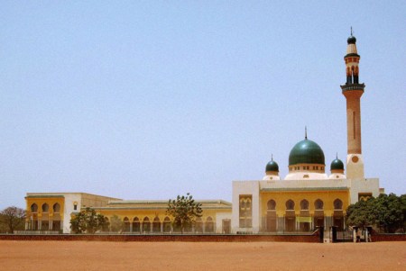NIGER 30 (NIAMEY) LA GRAN MEZQUITA DE NIAMEY, ES LA MAYOR DEL PAÍS, MAS DEL 90 % DE LA POBLACION DE NIGER ES MUSULMANA