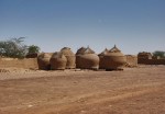 NIGER 6 (HACIA NIAMEY) SILOS TIPICOS PARA GUARDAR EL MIJO