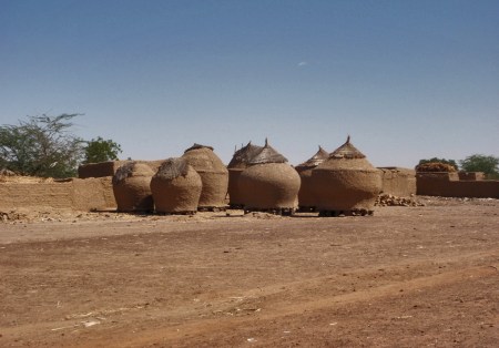 NIGER 6 (HACIA NIAMEY) SILOS TIPICOS PARA GUARDAR EL MIJO
