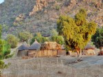 CAMERUN 10 (EXTREMO NORTE) AL ATARCECER LA GENTE SE RECOJE AL INTERIO DE LAS CHOZAS