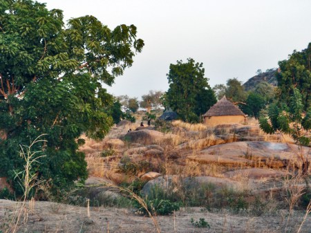 CAMERUN 11 (EXTREMO NORTE) UNOS NIÑOS NOS SALUDAN DESDE LEJOS, PERO NO INTENTAN ACERCARSE A NOSOTROS
