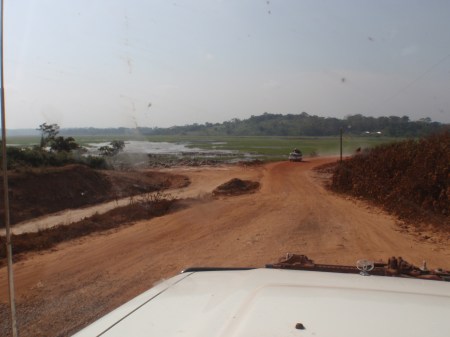 CAMERUN 112 POR LA INFERNAL N-1. HACIA EL SUR DE DENGOUNDERE ESTAN REPARANDO LA RUTA