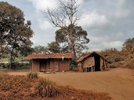 CAMERUN 116. (EN TERRITORiO PIGMEO). ABANDONAMOS LA RUTA N-1 EN LA POBLACION DE MBAMA ESTA NUBLADO Y NOS ADENTRAMOAS EN LA SELVA.