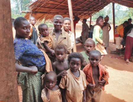 CAMERUN 122. (EN TERRITOREO PIGMEO). NOS MIRAN COMO BICHOS RAROS, LOS HOMBRES NOS ESTAN OBSERVANDO DESDE UN SEGUNDO PLANO