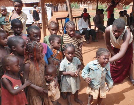 CAMERUN 123. (EN TERRITOREO PIGMEO). EN CADA CAMPAMENTO CONVIVEN ENTRE 15 Y 20 FAMILIAS DE CUATRO MIEMBROS DE MEDIA, SE ALOJAN EN (MUNGULUS) CHOZAS AHORA CONSTRUIDAS CON TRONCOS DE MADERA O LADRILLOS DE ADOBE CON TECHO DE HOJAS DE PALMERA