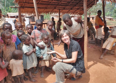 CAMERUN 125. (EN TERRITOREO PIGMEO). HAY 60.000 PIGMEOS BAKA ESTAN ENTRE LA REPUBLICA CENTROAFRICANA, GABON, REPUBLICA DEMOCRATICA DEL CONGO Y 5.000 EN EL SUR DE LAS SELVAS DE CAMERUN