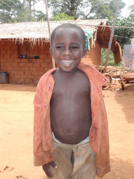 CAMERUN 127. (EN TERRITOREO PIGMEO). EL PORVENIR DE LA ETNIA PIGMEA ES INQUIETANTE, VIVEN ENTRE UN PASADO AL QUE NO ES POSIBLE REGRESAR Y UN FUTURO QUE IMPREVISIBLE, MIENTRAS TANTO ESTAN MARGINADOS DE LA SOCIEDAD CAMERUNESA