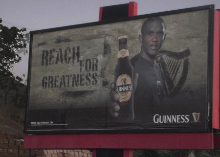 CAMERUN 13 (EXTREMO NORTE) MORA, LLEGANDO A LA POBLACION SAMUEL ETTO NOS DA LA BIENVENIDA