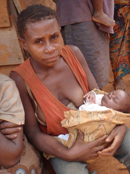 CAMERUN 130. (EN TERRITOREO PIGMEO). ... ADORAN AL DIOS KOMBA Y CREEN EN QUE ES EL DIOS SUPREMO QUE ESTA POR ENCIMA DE TODO....