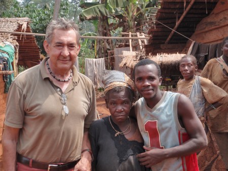 CAMERUN 134. (EN TERRITOREO PIGMEO). LA MUJER Y EL HIJO MAYOR DEL JEFE DEL POBLADO (EL JEFE ESTA DETRAS A LA DERECHA), LOS PIGMEOS BAKA MIDEN NO MAS 1,52 M.DE ALTURA