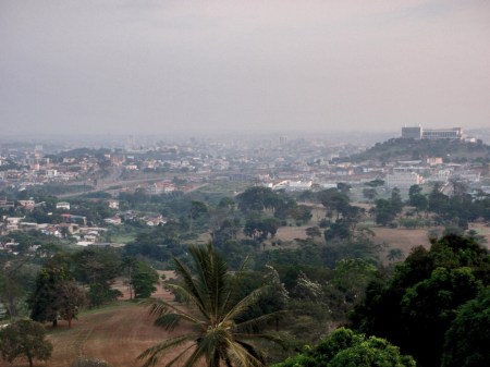 CAMERUN 134. YAUNDE, PROVABLEMENTE LA MAS BONITA DE LAS GRANDES CIUDADES AFRICANAS,“LA LLAMAN TAMBIEN LA CIUDAD DE LAS SIETE COLINAS”, TIENE MAS DE 2.000.000 DE HABITANTES