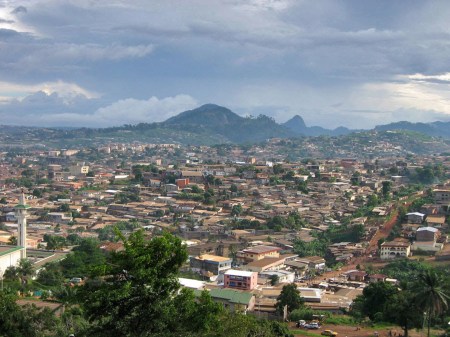 CAMERUN 135. YAUNDE. FUNDADA EN 1888 POR LOS ALEMANES COMO PUESTO MILITAR ALEMAN, FUE EL CENTRO DEL COMERCIO DE MARFIL, EN LA PRIMERA GUERRA MUNDIAL LA OCUPO EL EJERCITO BELGA, POSTERIORMENTE CAMERUN PASO A SER COLONIA FRANCESA Y YAUNDE SU CAPITAL