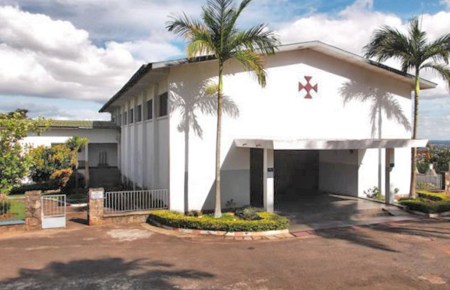 CAMERUN 137. YAUNDE. ...LA ABADIA TIENE MAGNIFICO MUSEO DE ARTE AFRICANO, LA COLECCION INCLUYE MAS DE 400 PIEZAS ENTRE, MASCARAS, ESTATUAS, INSTRUMENTOS MUSICALES, JOYAS, , MUEBLES, CERAMICA ETC. Y MAS DE 2600 FICHAS DEL JUEGO AFRICANO ABBIA