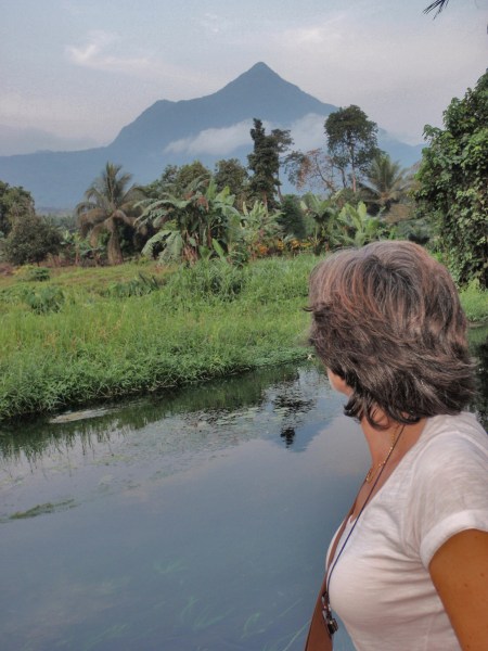 CAMERUN 150. EL VOLCAN MONTE CAMERUN. AL FONDO YA VEMOS MONTAÑA, ES UN VOLCAN ACTIVO ESTA EN EL GOLFO DE GUINEA, LE LLAMAN TAMBIEN FAKO, QUE ES EN CAMERUNES ES EL MOMBRE EL PICO MAS ALTO DE LOS DOS