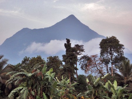 CAMERUN 151 EL VOLCAN MONTE CAMERUN. MIDE 4.095 M. EL PRIMERO EN ESCALARLO FUE SIR EL INGLES RICHARD BURTON EN 1861, LA PRIMERA MUJER HA SIDO LA EXPLORADORA INGLESA MARY KINGSLEY EN1897