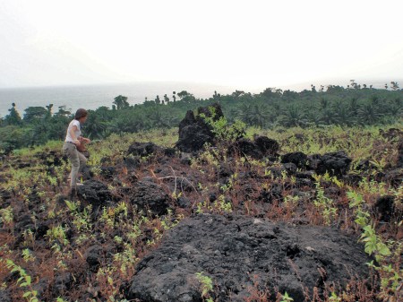 CAMERUN 156. EL VOLCAN MONTE CAMERUN. ... UNOS MILITARES NOS HAN INDICADO QUE NO SUBAMOS DEMASIADO PORQUE HOY HAY MUCHA NIEBLA Y PODEMOS PERDERNOS