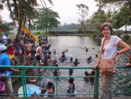 CAMERUN 163. LA REGION DE LIMBE. (SEME PLAYA) ES EL LUGAR PREFERIDO DEL TURISMO LOCAL, ES EL BENIDORM CAMERUNES