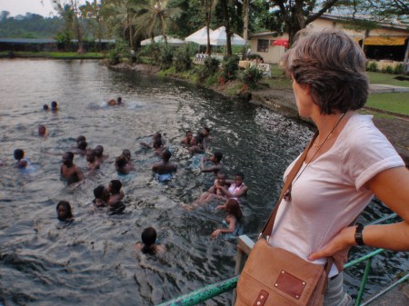 CAMERUN 164. LA REGION DE LIMBE. (SEME PLAYA) EN CAMERUN LA LENGUA COMUN MAS HABALADA ES EL FRANCES PERO EN ESTA REGION EN CAMBION SE HABLA PIDGIN INGLES (ES UN INGLES SIMPLIFICADO)