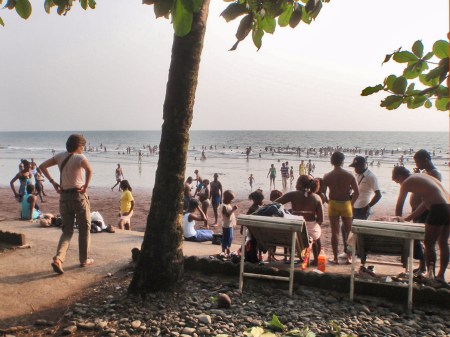 CAMERUN 166. LA REGION DE LIMBE. (SEME PLAYA) LA ARENA ES MUY OSCURA DEBIDO AL SU ORIGEN DEL VOLCANICO
