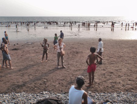 CAMERUN 167. LA REGION DE LIMBE. (SEME PLAYA) HAY MUY POCOS BLANCOS, PERO LA GENTE NO SE OCUPA LO MAS MINIMO DE NOSOTROS...