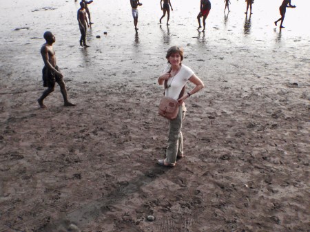 CAMERUN 168. LA REGION DE LIMBE. (SEME PLAYA) ... PERO SI UN PEDIMOS INFORMACION CUALQUIERA, SON ESTREMADAMENTE AMABLES