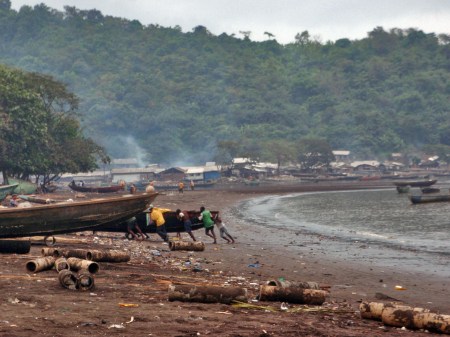CAMERUN 172. LA REGION DE LIMBE. (PUERTO) NO ES DE LOS MAS LIMPIOS QUE HEMO VISTO...
