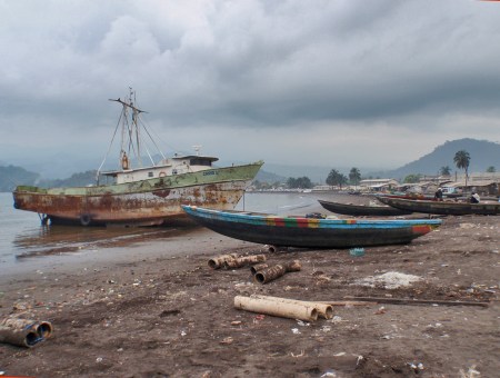 CAMERUN 174. LA REGION DE LIMBE. (PUERTO) ... APESAR DEL MALISIMO TIEMPO QUE TENEMOS